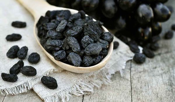 How to eat black raisins for health benefits 