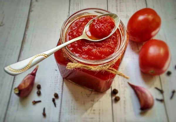 Tomato sauce from fresh tomatoes homemade