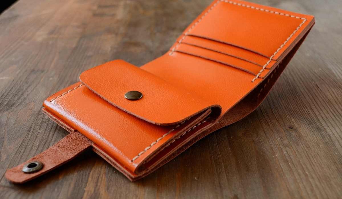 Buy Leather card bag which is easy to transport
