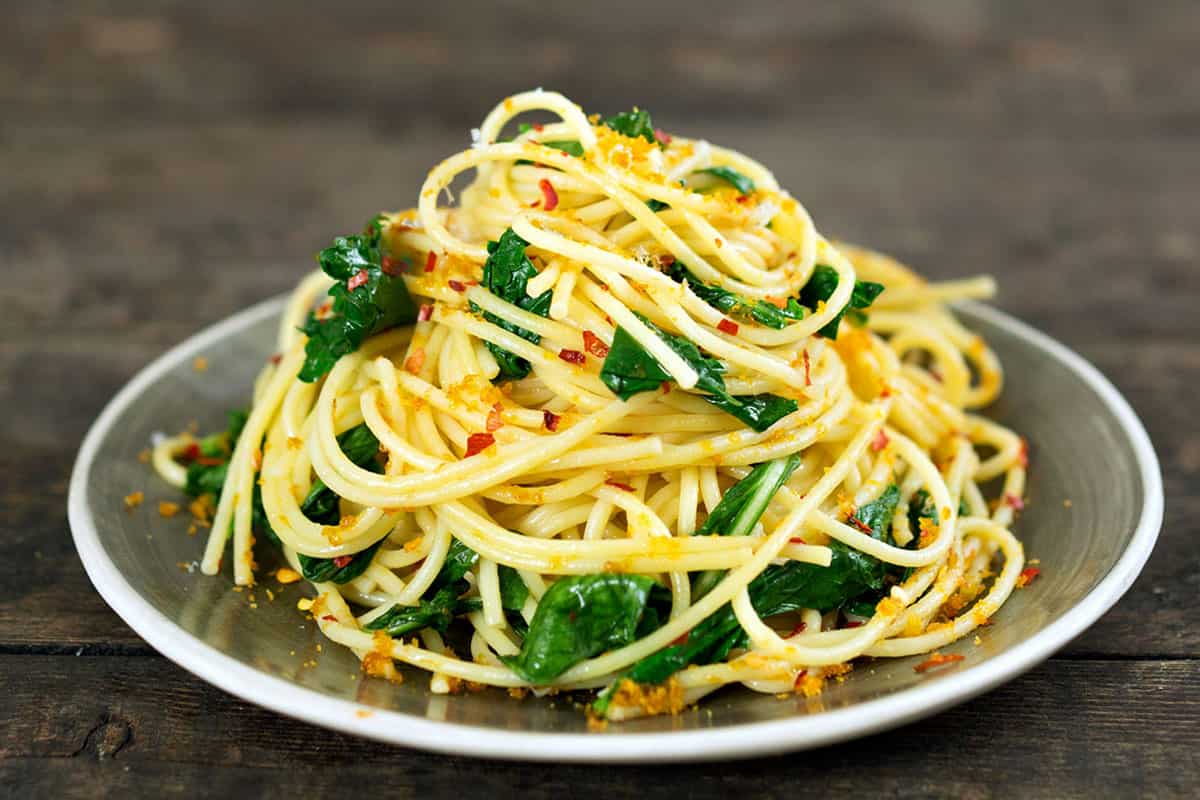 making spaghetti pasta recipe white sauce includedd