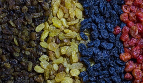 Black raisins nutrition data+value