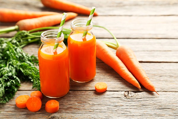 drinking carrot juice good for kidneys in a large glass