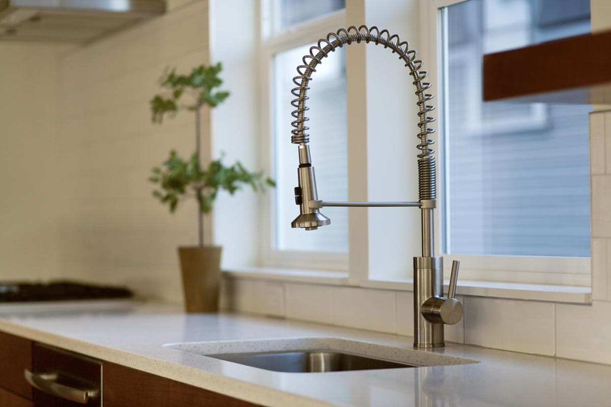 special chrome kitchen faucet with sprayer for a nice décor