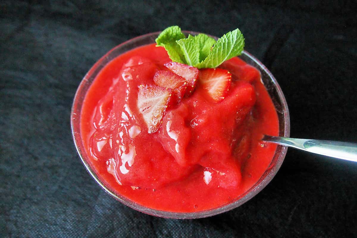 Making strawberry puree blender for cupcakes with cream