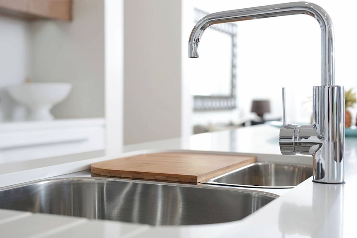 stainless steel faucet with white sink improves your kitchen design