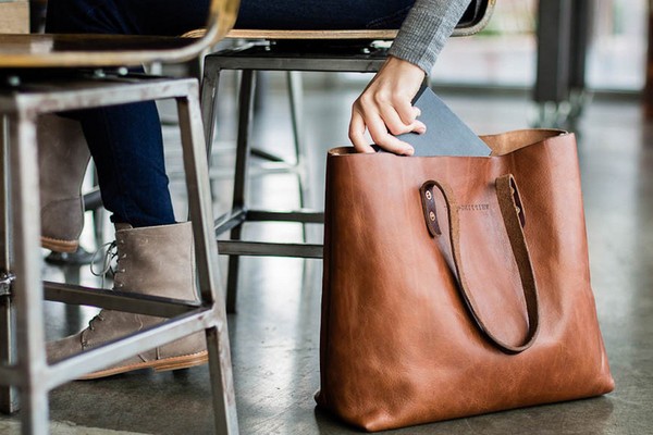 The Purchase Price of Leather tote bags + Properties, Disadvantages And Advantages