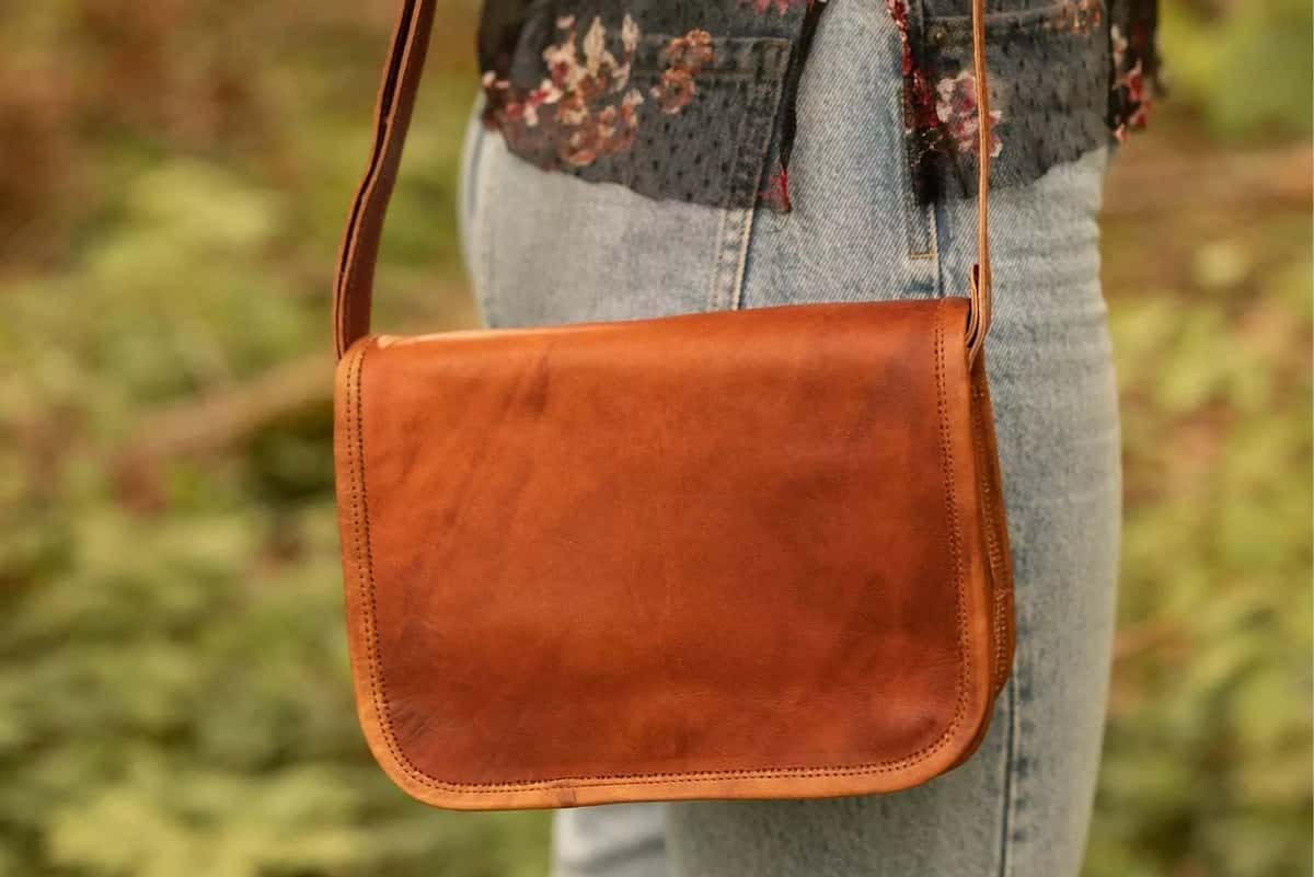 italian leather shoulder bag that is widely used
