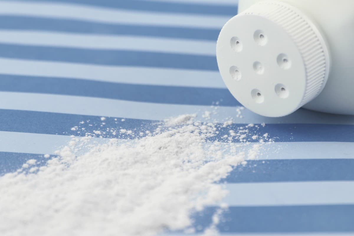 does talcum powder cause acne breakouts on face