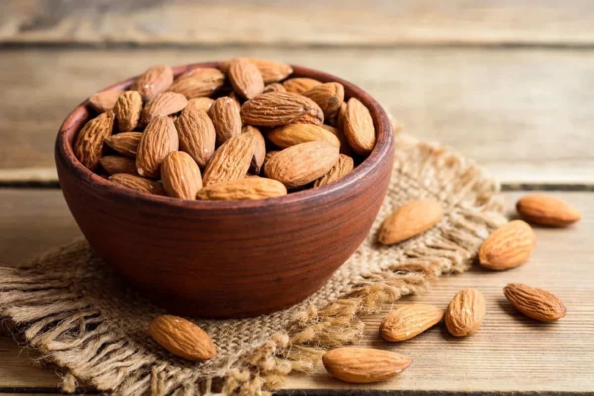 The Purchase Price of Raw California Almonds + Properties, Disadvantages and Advantages