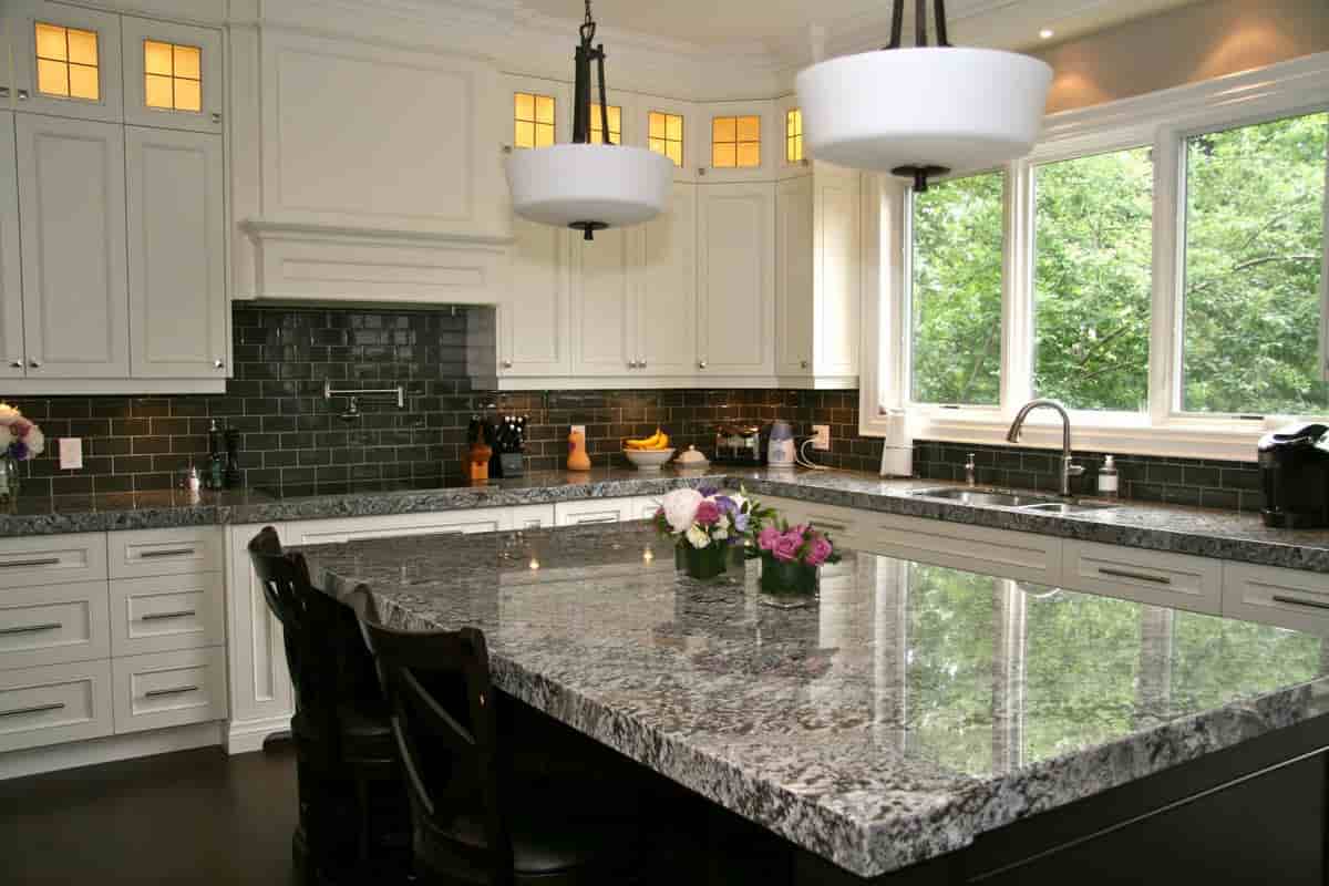 kitchen backsplash tile ideas with dark countertops