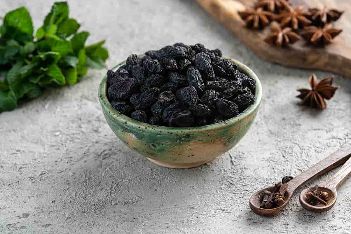 Black raisins benefits which guarantee health
