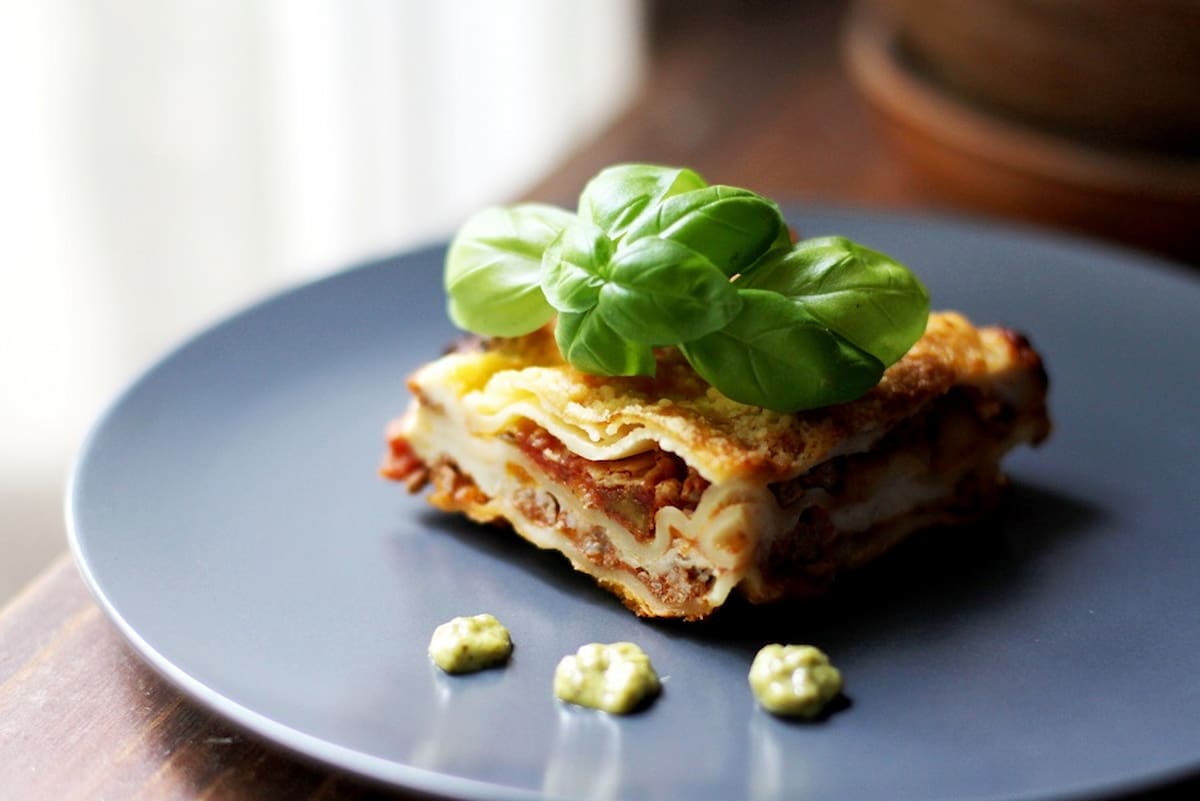 Lasagna Per Tray; Meat Vegetables Spices Pizza Cheese Materials (500 Grams Weight)