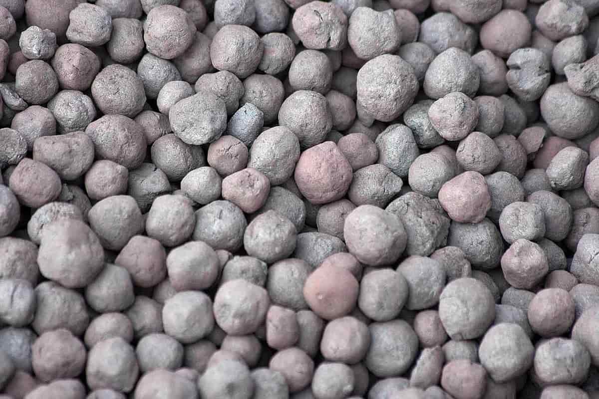 Iron Pellets Fines (Ore) High Strength Oval Shape Contain Limestone Clay