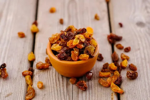 how many calories in ¼ cup of golden raisins