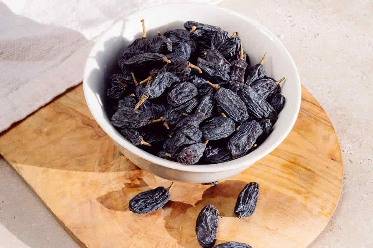 The purchase price of black raisins from production to consumption in bulk and retail