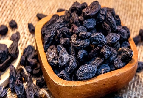 The Price of Bulk Purchase of Black raisins is Cheap and Reasonable