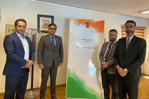 The presence of the Indian ambassador's commercial attaché in Arad + The purchase of apple, kiwi and mango fruit concentrates
