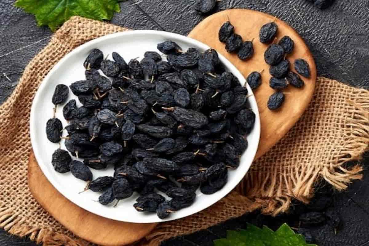 black raisins in hindi