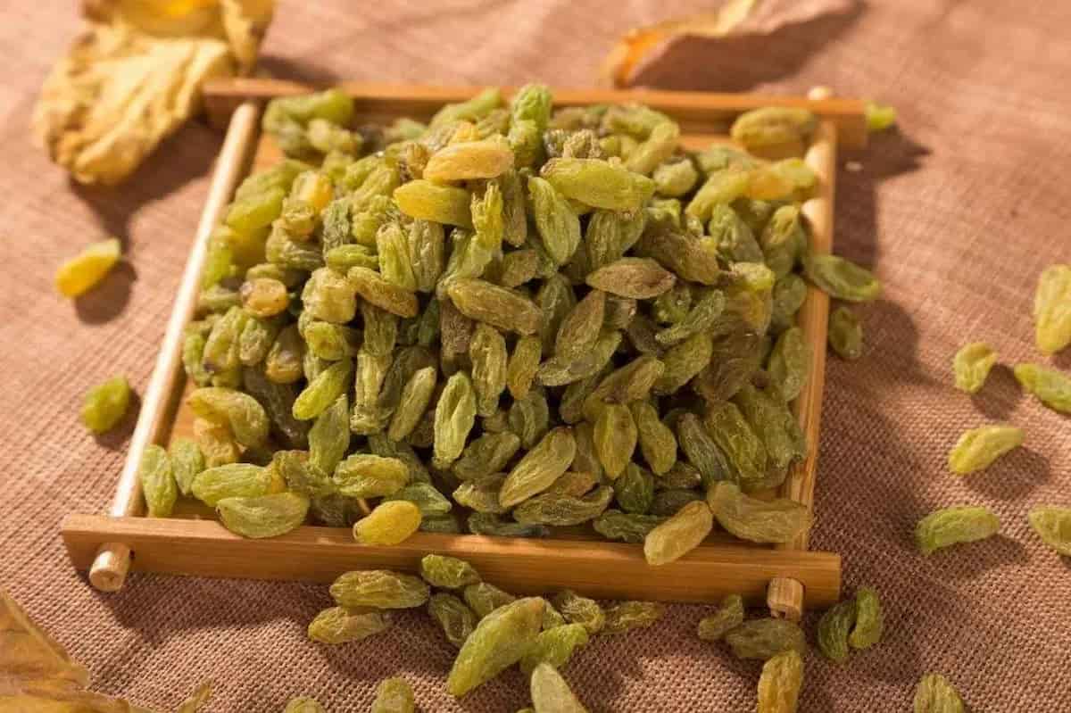 green raisins in hindi
