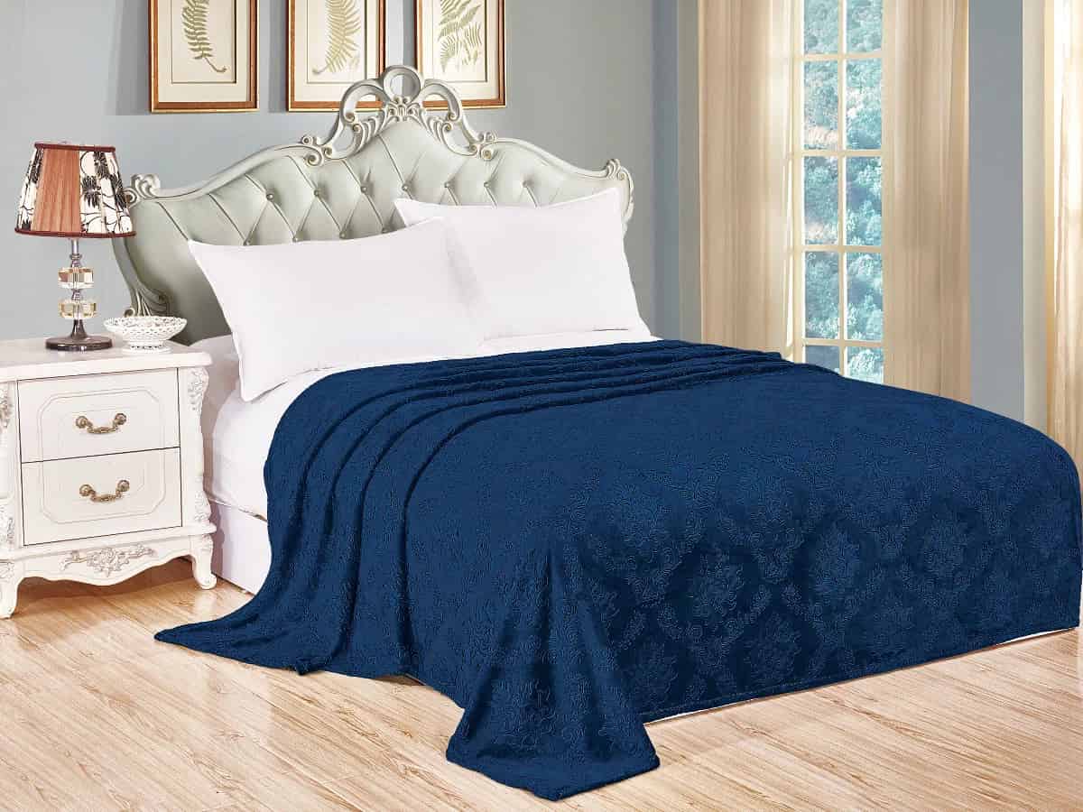 Blue Quilted Bedspread Features