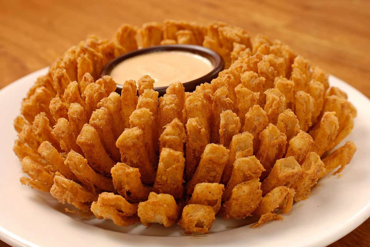 bloomin onion calories