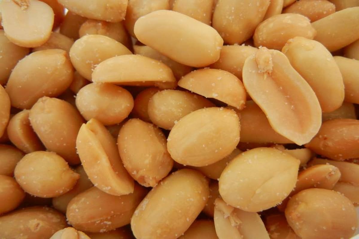 roasted peanuts nutritional value per 100g