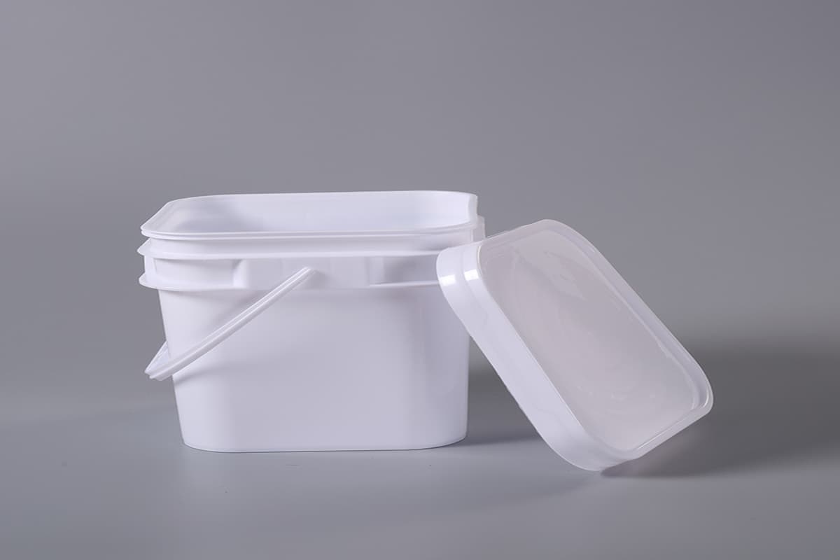 square plastic bucket with lid