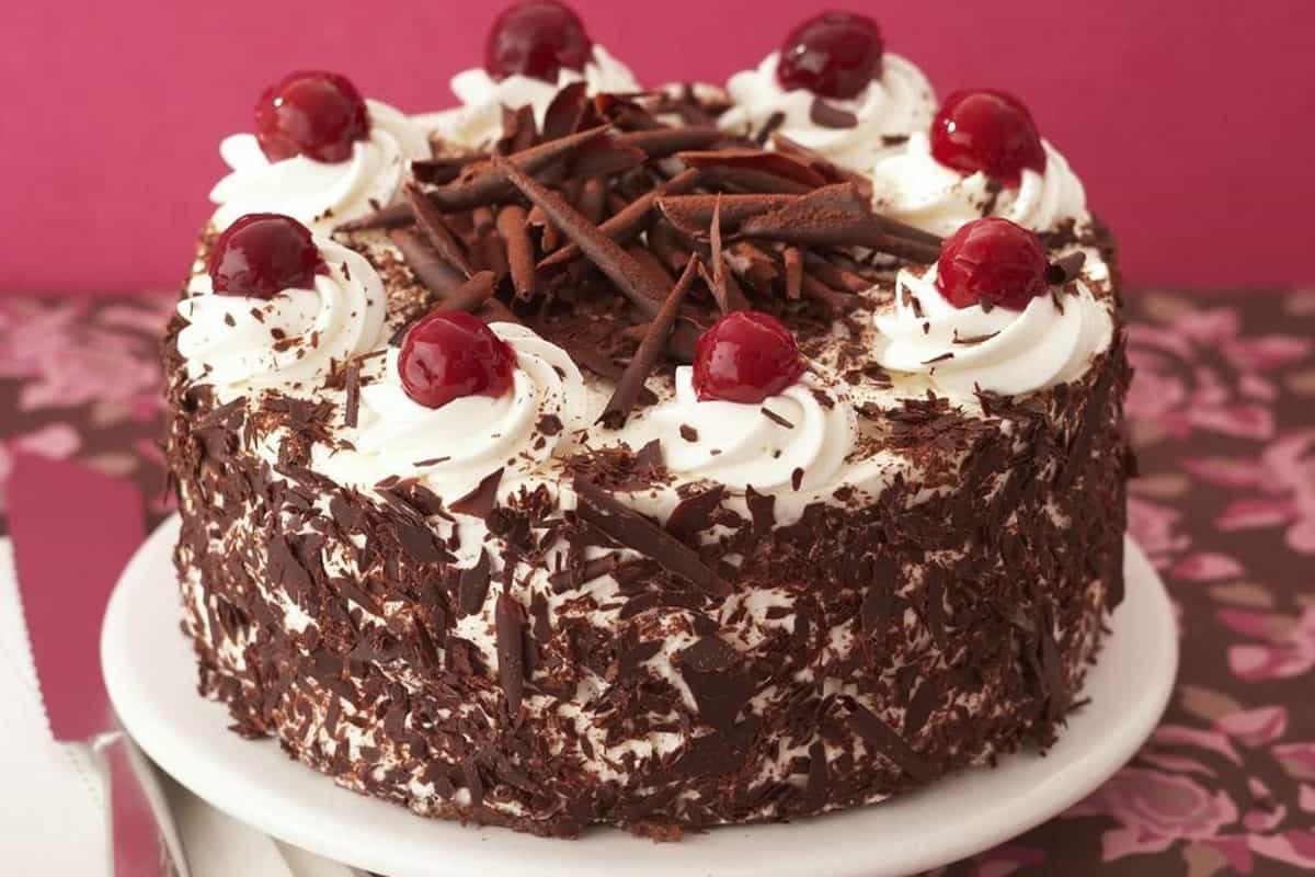 Vanilla and Chocolate mixed cake with glazed strawberry topping, slice of  cake, 1kg cake, white layered cake Stock Photo - Alamy