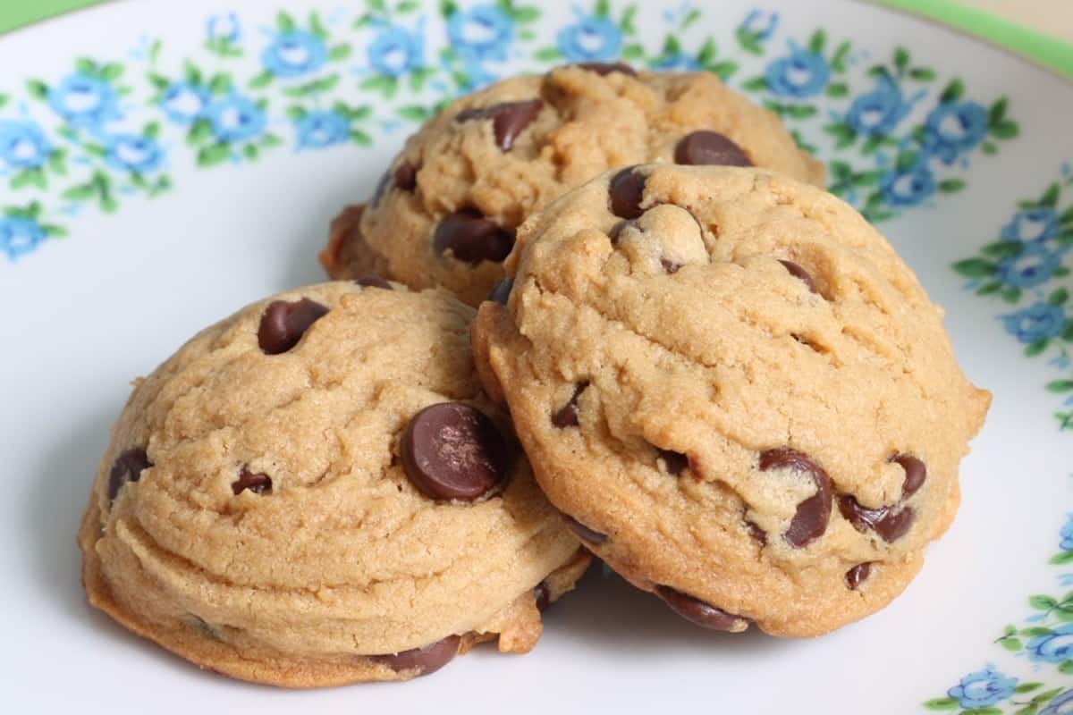 famous amos chocolate chip cookies calories