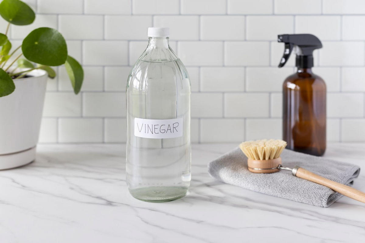 distilled vinegar for cleaning