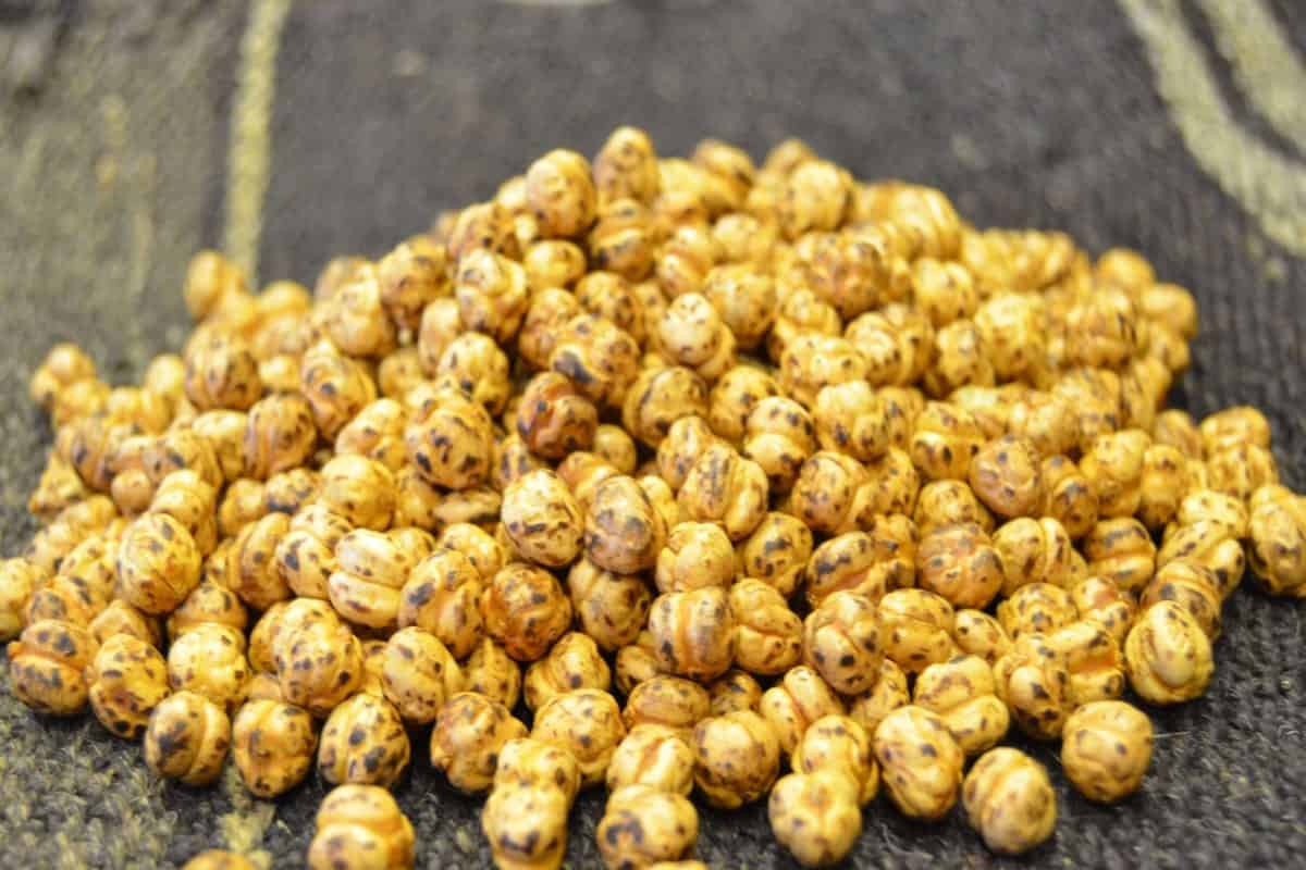yellow roasted chickpeas