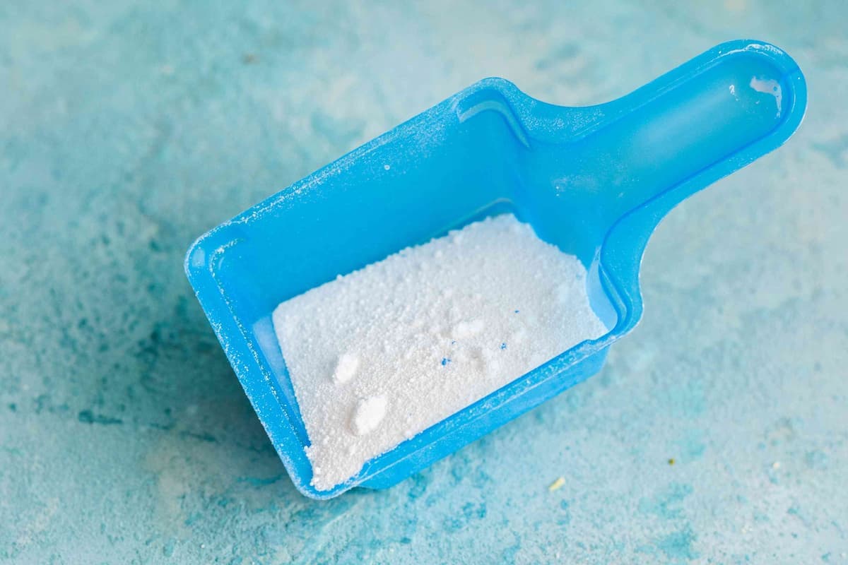 loose white detergent powder