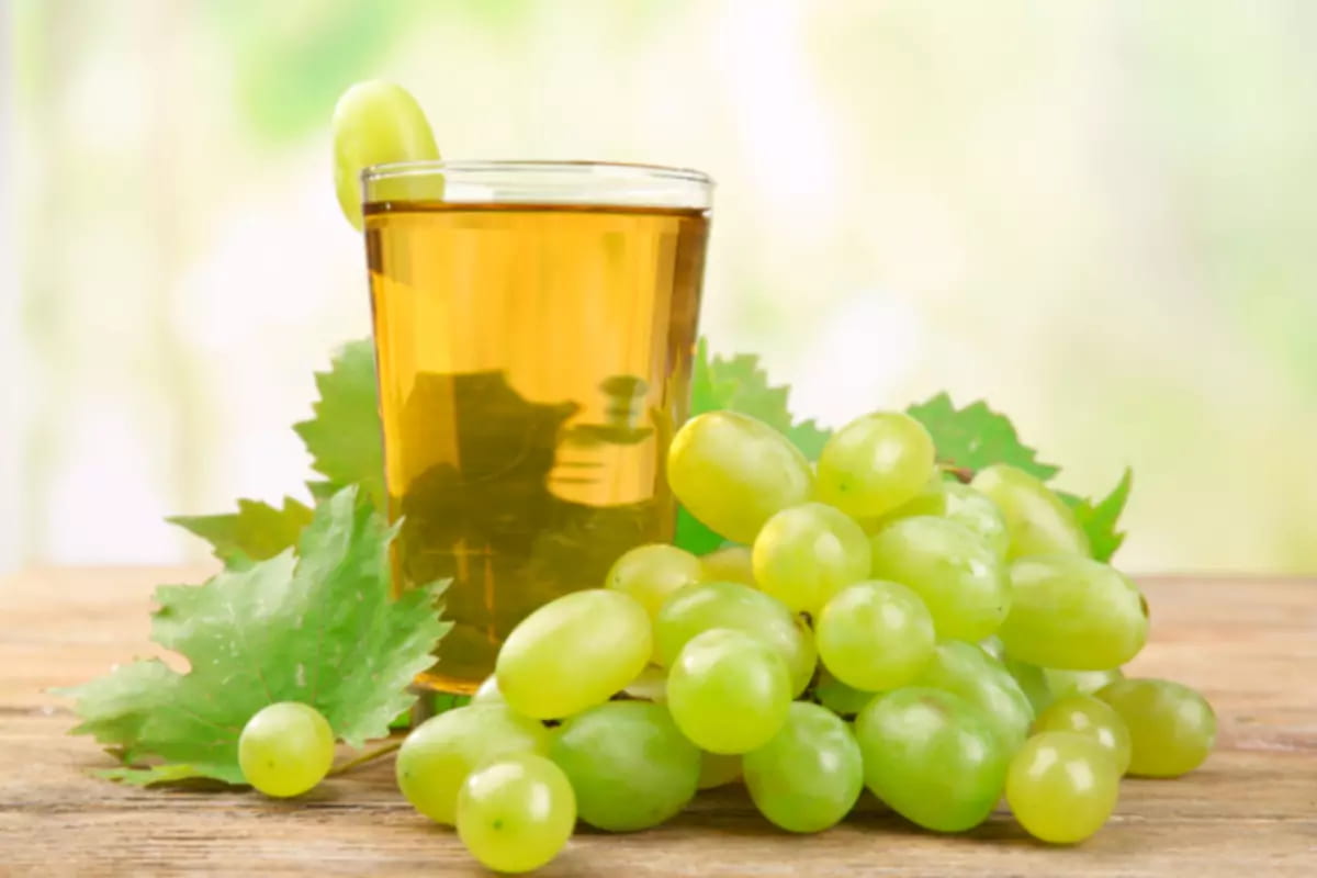 Можно пить виноградный сок. Виноградный сок. Виноград сок. Свежевыжатый виноградный сок. Сок зеленого винограда.