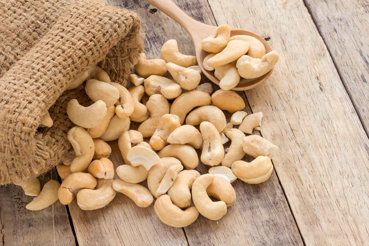 cashews calories