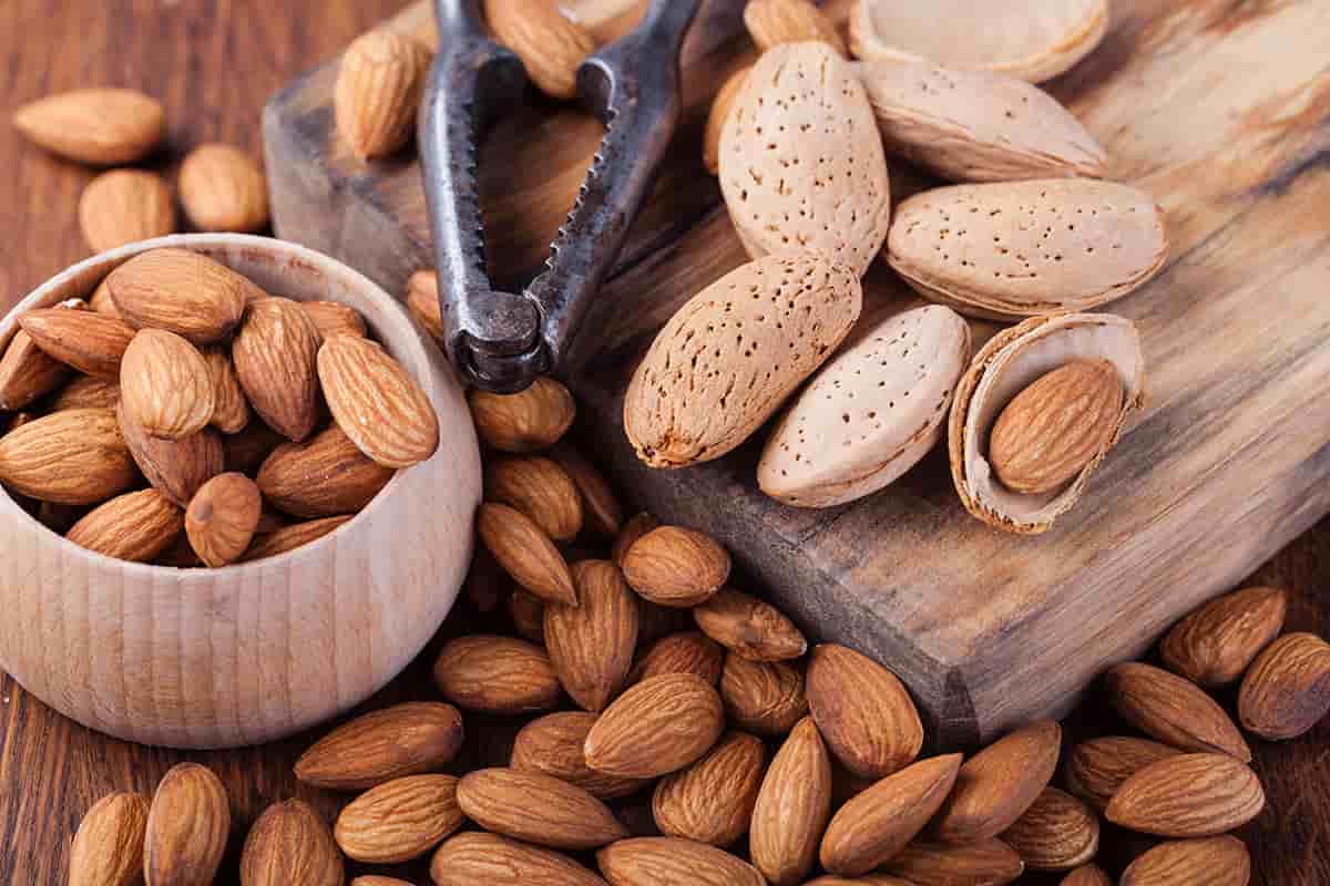 what are raw almonds?