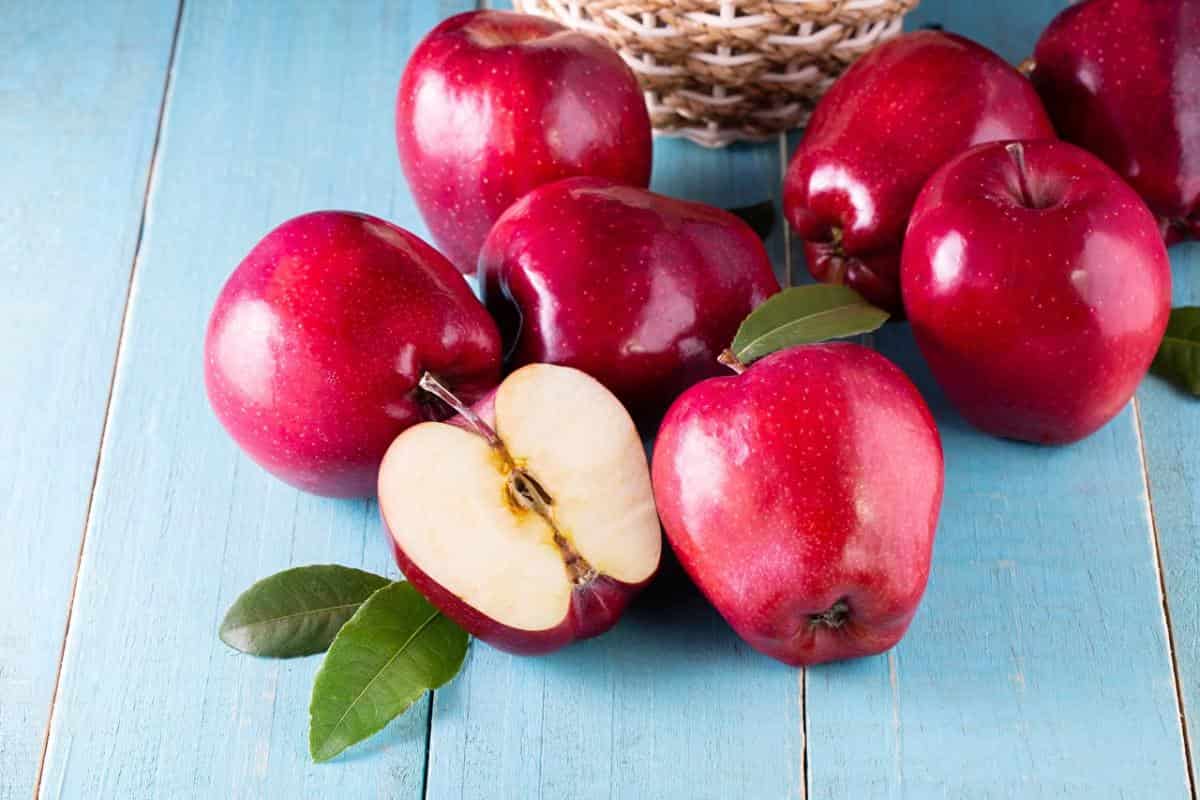 Kinds of red apples