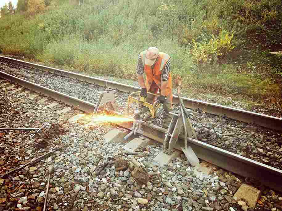 Welding of Rails Under Gas Pressure