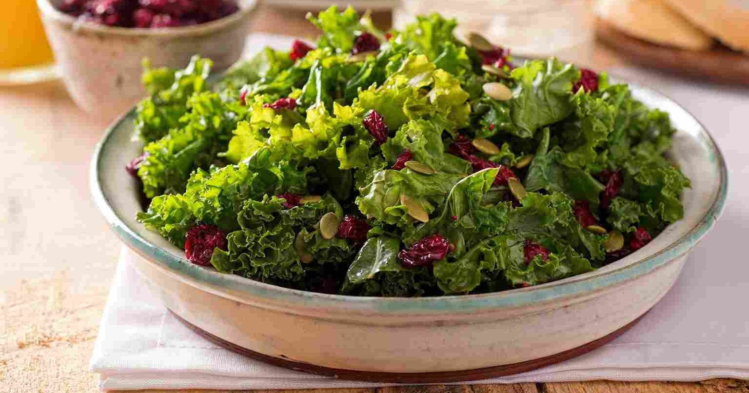 Kale salad with raisins