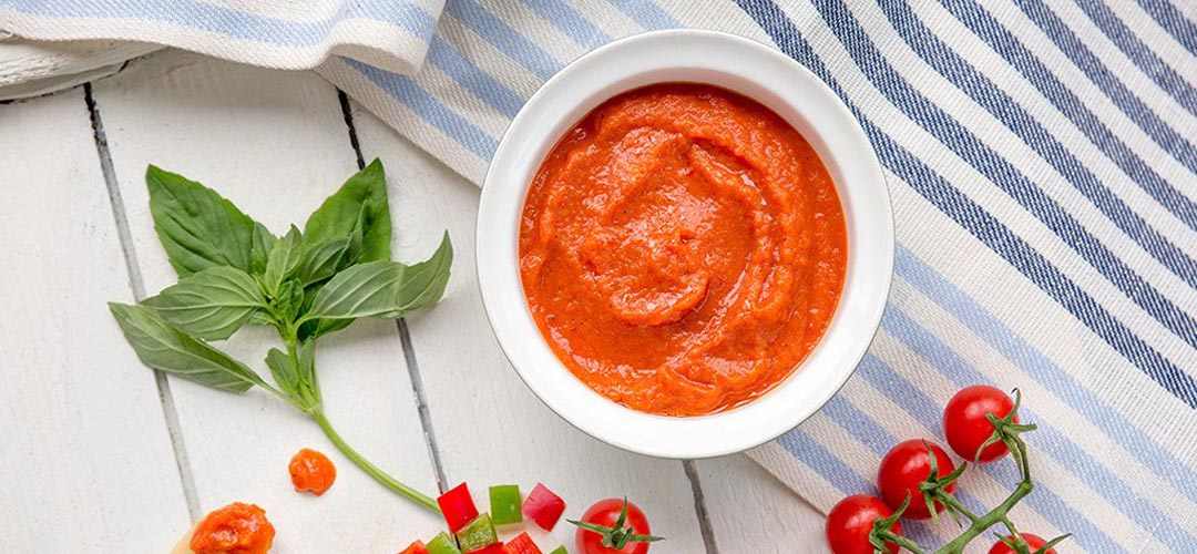 Подлива сметана томатная. Классический томатный соус. Томатно сметанный соус. Соус паприк. Томатный соус с зеленью.