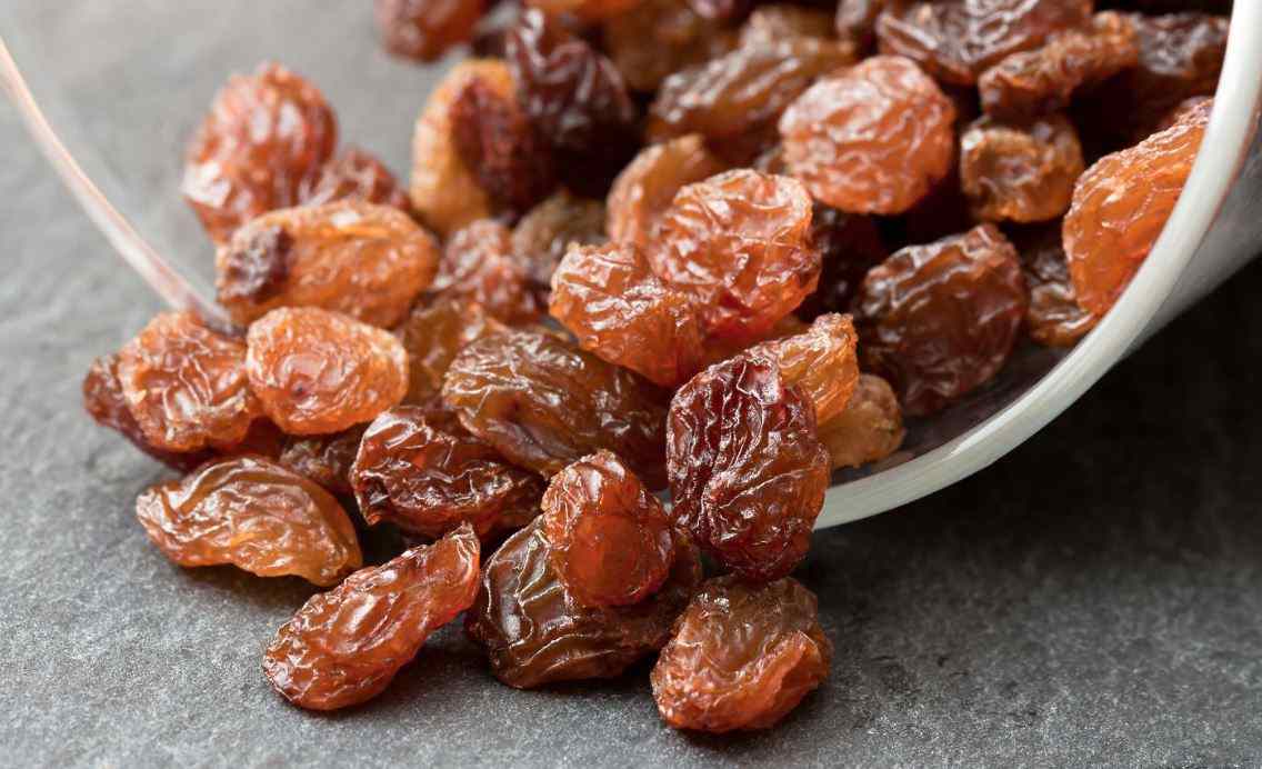 How much raisins to eat per day