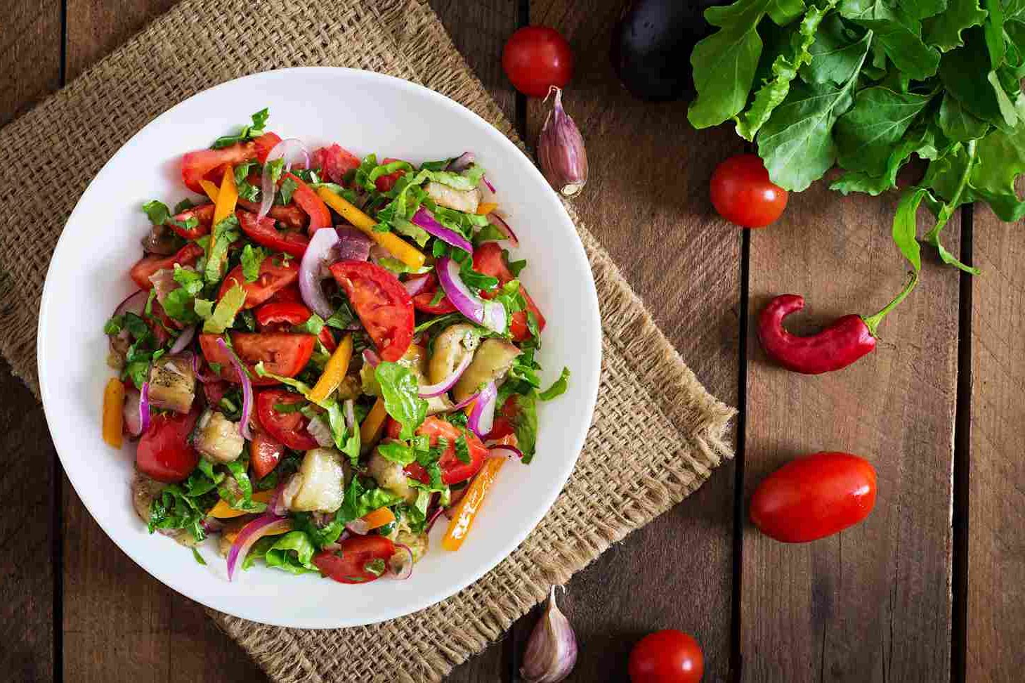 Овощной салат. Тарелка с овощами. Салат с печеными овощами. Салат сверху. Healthy salad