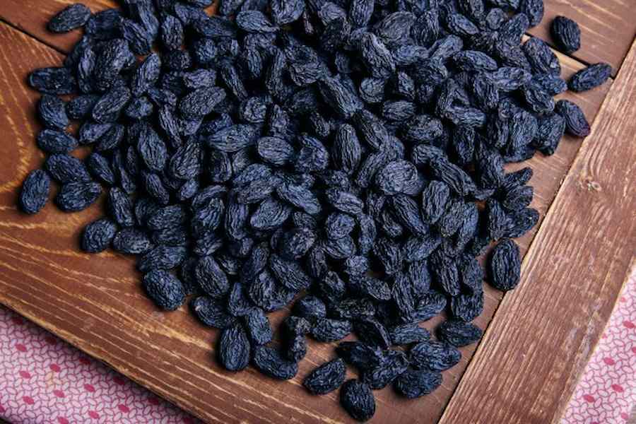 Black raisins with seeds