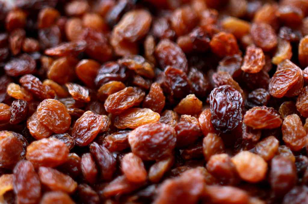 Difference between black raisins and brown raisins