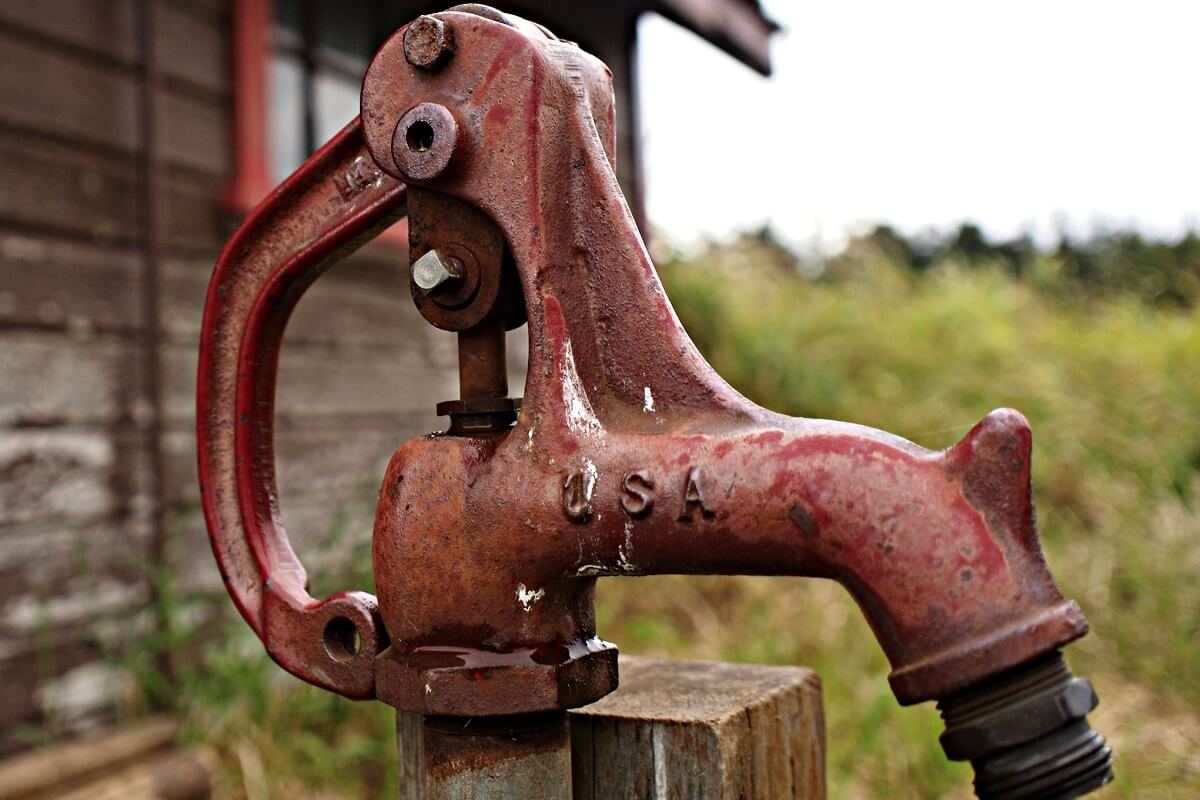hand irrigation pump exhaust primer