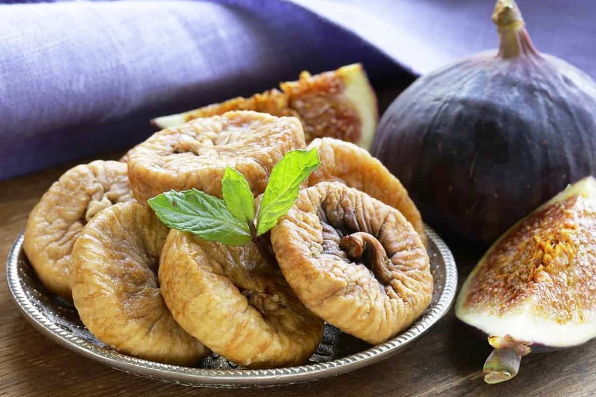 dried fig eating