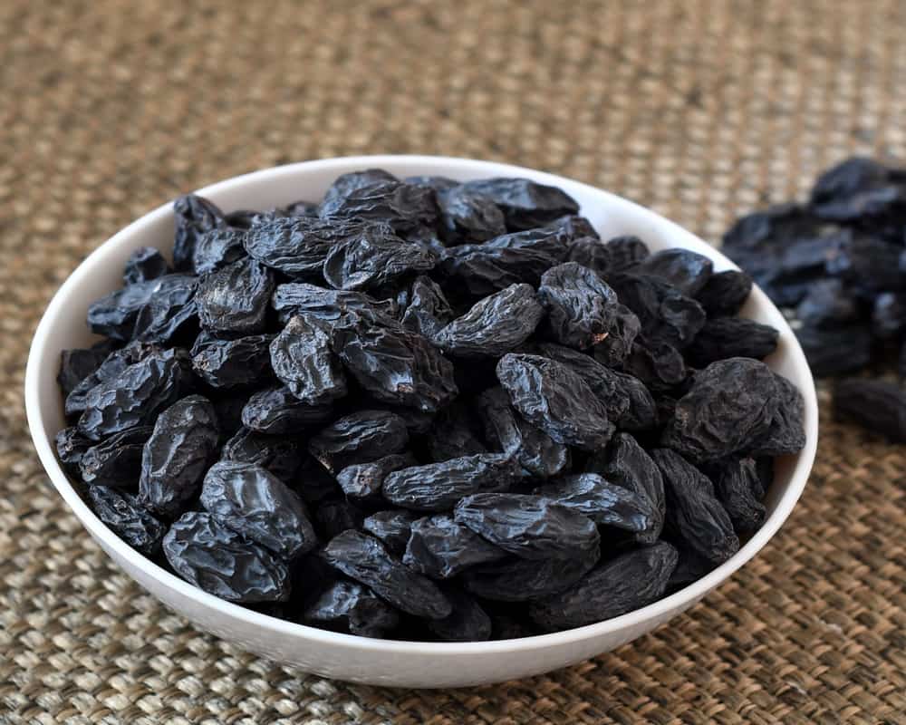 Black raisins water benefits