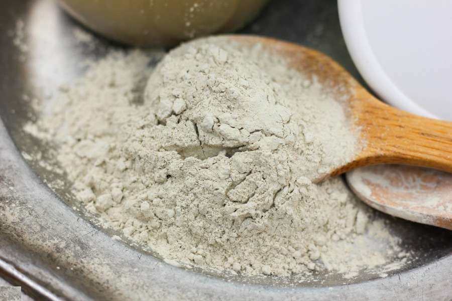 Bentonite Clay as Setting Powder