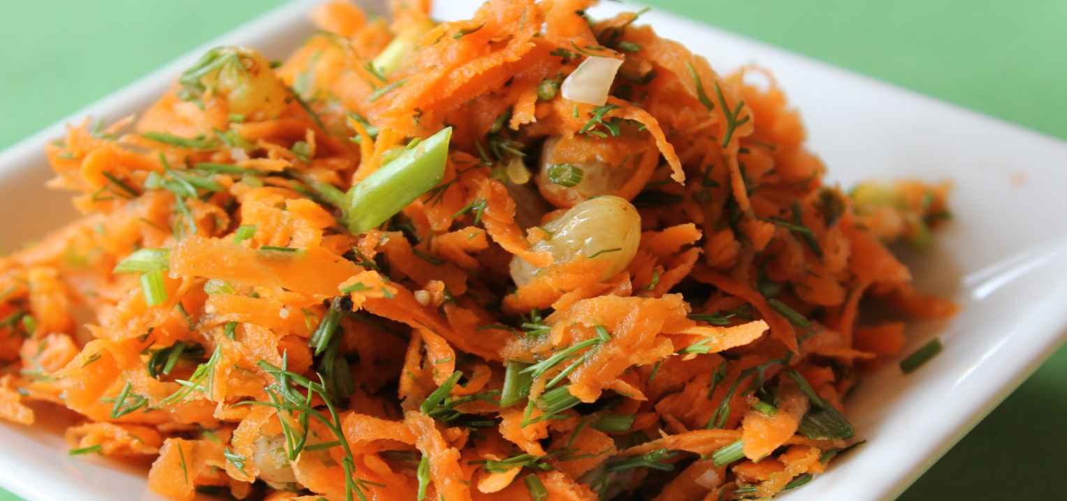 Carrot and salad with raisins and nuts