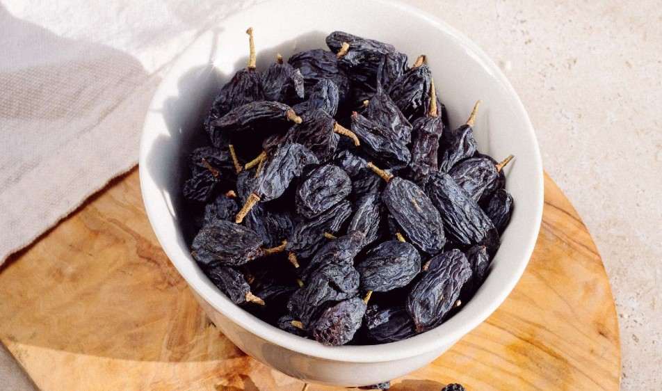 How black raisins are made