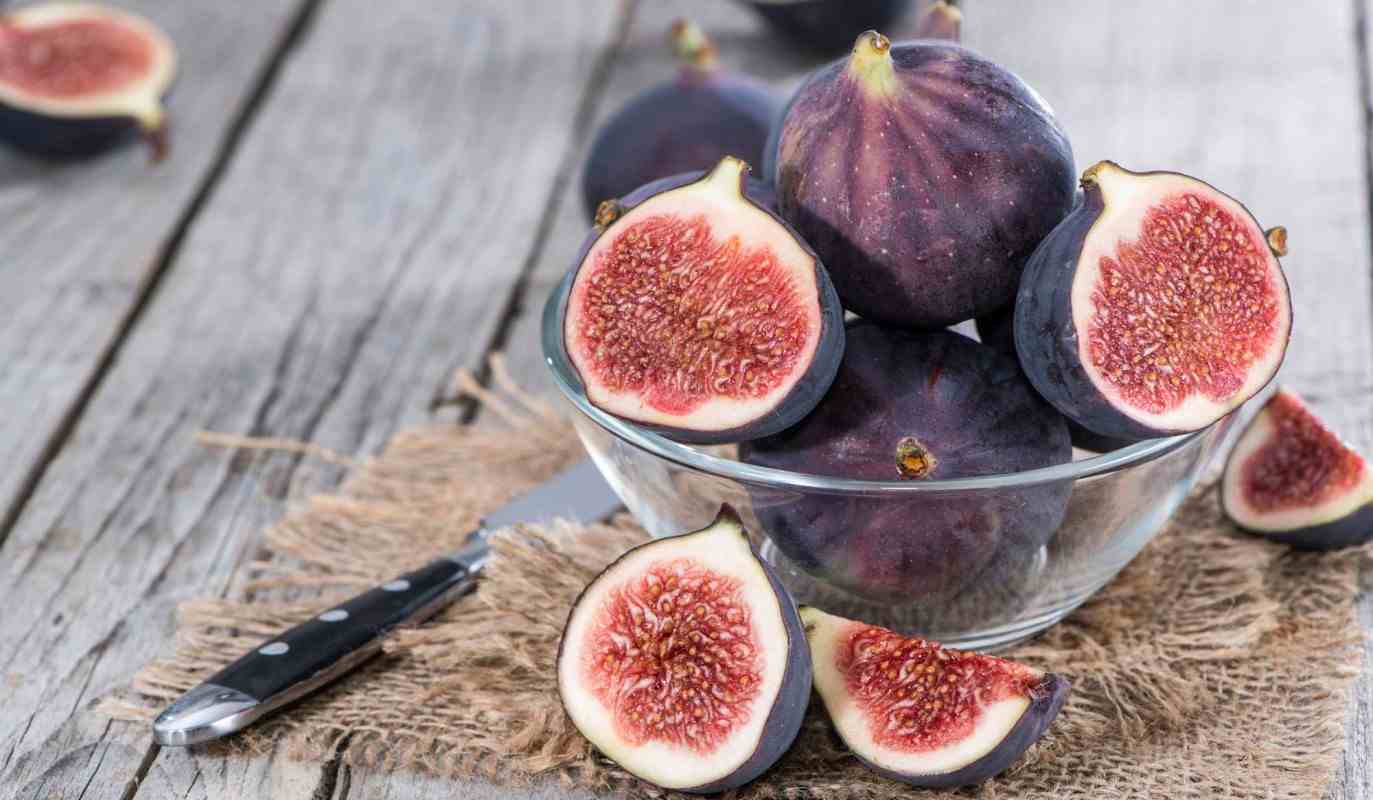 Black mission figs fresh